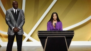 Vanessa Bryant y Michael Jordan en la ceremonia de ingreso de Kobe Bryant.