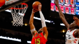 Vince Carter, ejecutando el mate con el que consiguió la cifra mágica.