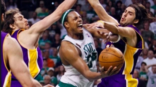 Sasha Vujacic y Pau Gasol intentan taponar a Paul Pierce en un Lakers-Celtics.