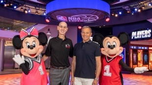 Adam Silver, comisionado de la NBA, junto a Mickey.