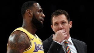 LeBron y Walton durante un partido de temporada regular. Foto: nba.com