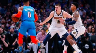 Jokic intenta defender a Westbrook.