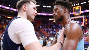Luka Doncic y Jimmy Butler tras un partido de Dallas y Miami.