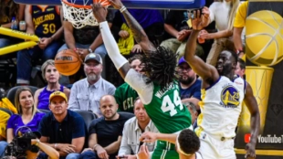Williams machaca el aro ante Green en el Game 1 de las Finales entre Warriors y Celtics. 