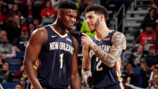 Zion Williamson y Lonzo Ball en un partido de los Pelicans.