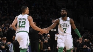 Grant Williams y Jaylen Brown, jugadores de Boston Celtics.