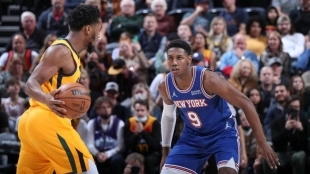 Donovan Mitchell y R.J. Barrett, jugadores de la NBA.