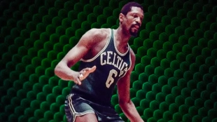 Bill Russell, con el número 6 de Boston Celtics. 