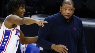 Doc Rivers y Tyrese Maxey