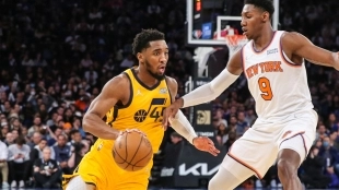 Donovan Mitchell, defendido por R.J. Barrett