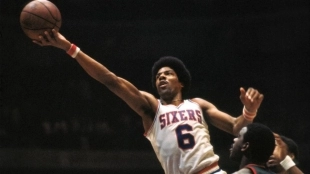 Julius Erving, con el número '6' de Philadelphia 76ers.