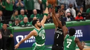 Kevin Durant defendido por Jayson Tatum y Jaylen Brown
