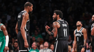 Kevin Durant y Kyrie Irving discutiendo en un partido con los Brooklyn Nets