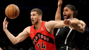 Svi Mykhailiuk, defendido por Patty Mills