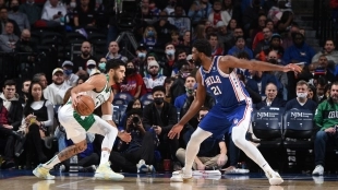 Jayson Tatum frente a Joel Embiid, en un Celtics-Sixers.