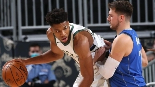 Giannis Antetokounmpo y Luka Doncic, estrellas de la NBA.