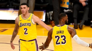 Lonzo Ball, junto a LeBron James, en Los Angeles Lakers.
