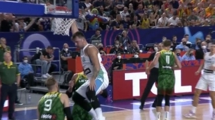 Luka Doncic machacando el aro
