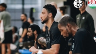 Ben Simmons, junto a Kevin Durant y Kyrie Irving, en un entrenamiento de Brooklyn Nets