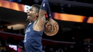 Ja Morant machacando el aro