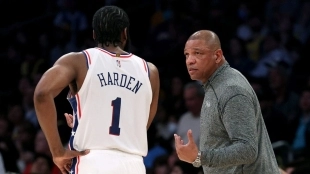 Doc Rivers dándole indicaciones a James Harden