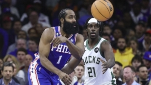 James Harden y Jrue Holiday
