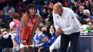 Doc Rivers dándole indicaciones a Tyrese Maxey