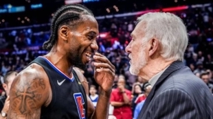 Kawhi Leonard y Gregg Popovich.