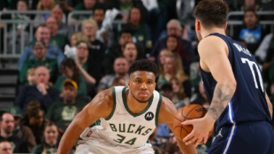 Giannis Antetokounmpo, defendiendo a Luka Doncic en el Mavs-Bucks.