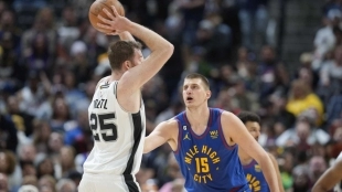 Jakob Poeltl, defendido por Nikola Jokic