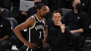 Kevin Durant, junto a Steve Nash, ya exentrenador de Brooklyn Nets. 