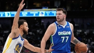 Luka Doncic, frente a Stephen Curry, en un Mavs-Warriors. 