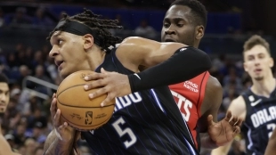 Paolo Banchero, defendido por Usman Garuba ante la atenta mirada de Franz Wagner