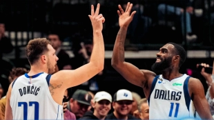 Doncic celebra una canasta de los Mavs junto a Hardaway.