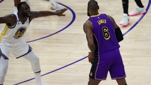 LeBron James, defendido por Draymond Green