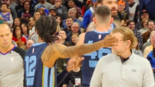 Ja Morant, siendo expulsado.