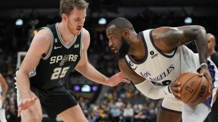LeBron James, defendido por Jakob Poeltl