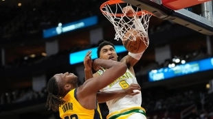 KJ Martin, posterizando a Myles Turner