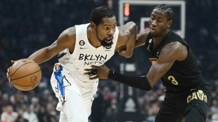Kevin Durant, defendido por Caris LeVert