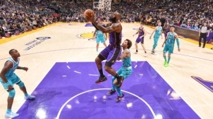 Lebron James, cruel final ante Hornets. Foto: gettyimages