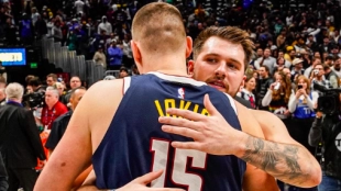 Nikola Jokic y Luka Doncic, tras el partido de la pasada madrugada.