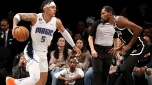 Paolo Banchero, defendido por Kevin Durant
