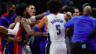 Brutal pelea en el Pistons-Magic. 