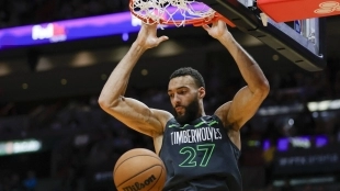 Rudy Gobert, machacando el aro