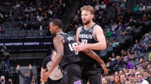 Sabonis y Barnes, jugadores de Sacramento Kings. 