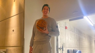 Simone Fontecchio, jugador de Utah Jazz, llevándose a casa el balón del partido.