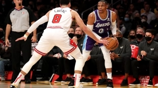 Russell Westbrook, defendido por Zach LaVine