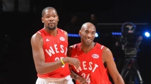 Kevin Durant y Kobe Bryant, leyendas de la NBA.
