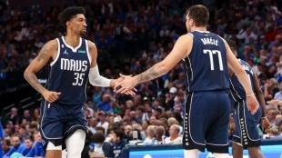 Chris Wood y Luka Doncic, jugadores de Dallas Mavericks.