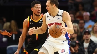 Bojan Bogdanovic, defendido por Devin Booker